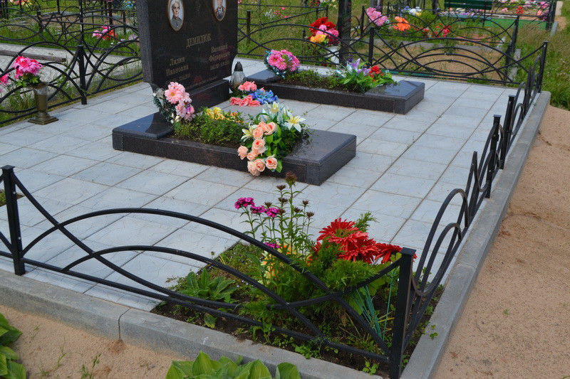 Тротуарная плитка на кладбище фото