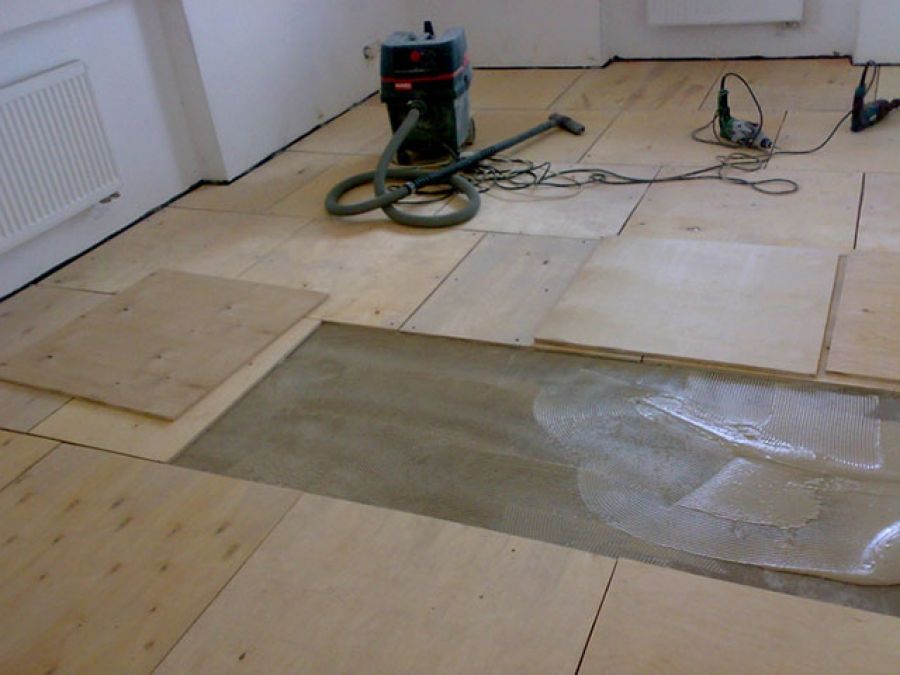 Положить ламинат фанерой. Фанера на пол под ламинат на бетонный пол. Фанера на бетонный пол в 2 слоя. Подложка под линолеум на бетонный пол для выравнивания. Укладка фанеры.