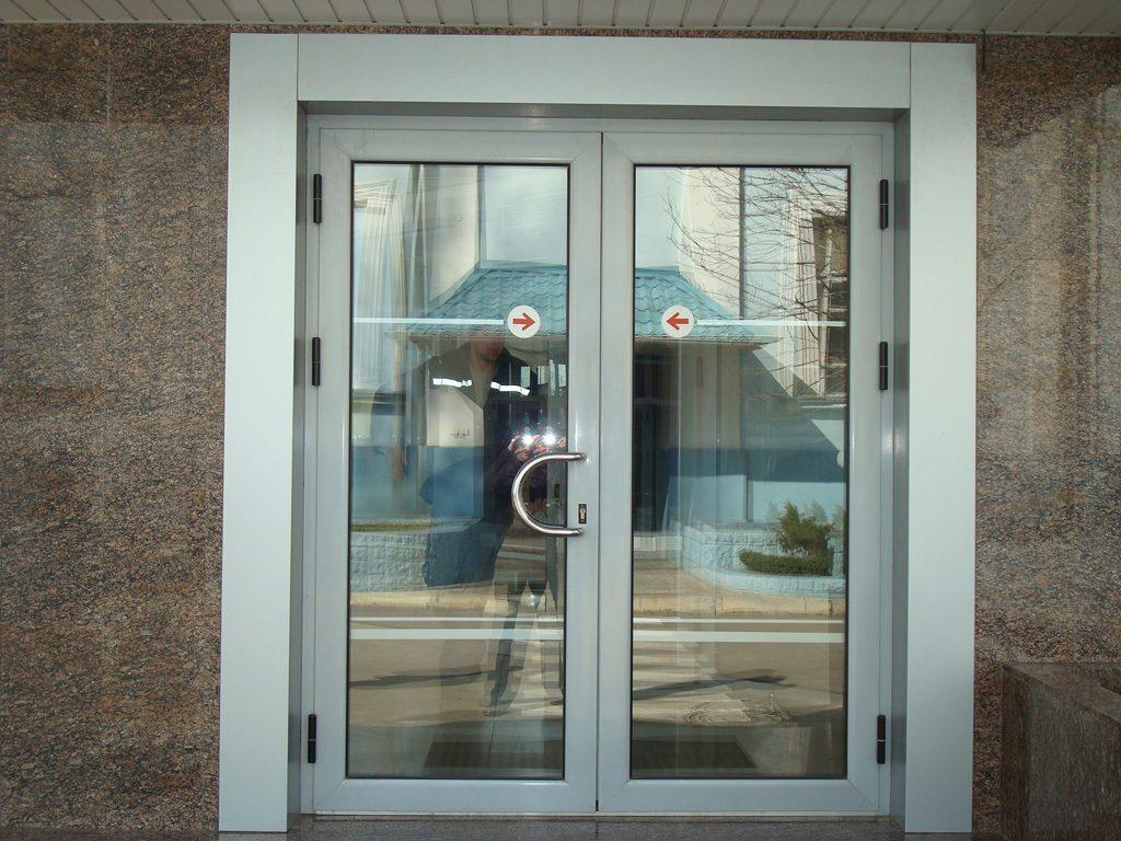 Купить алюминиевую дверь со стеклом. Двупольная алюминиевая дверь 1200. Алюминиевая дверь с терморазрывом со стеклом. Штульповая дверь Алютех. Входные алюминиевые двери из профиля ТП-45.