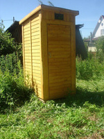 Туалет деревянный окрашенный