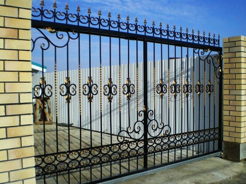 Забор кованый с элементами холодной ковки